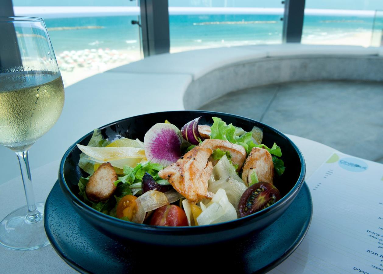 Royal Beach Hotel Tel Aviv By Isrotel Exclusive Zewnętrze zdjęcie A Caesar salad