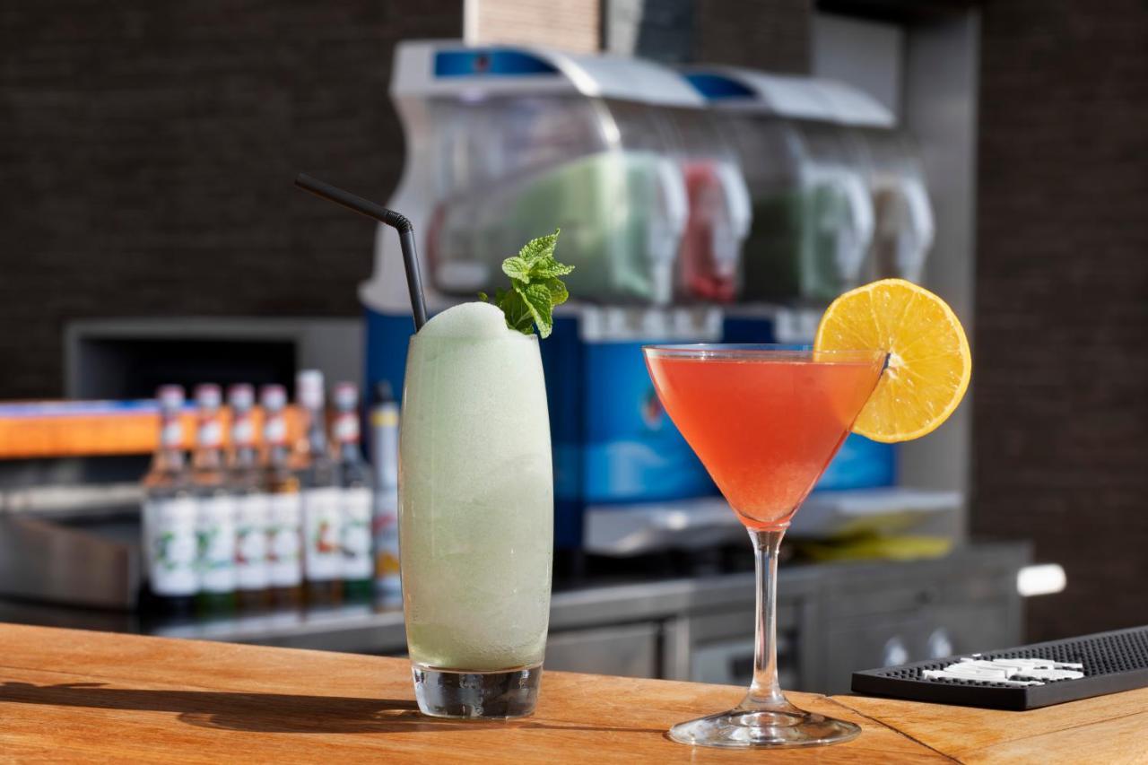 Royal Beach Hotel Tel Aviv By Isrotel Exclusive Zewnętrze zdjęcie A frozen margarita (left)